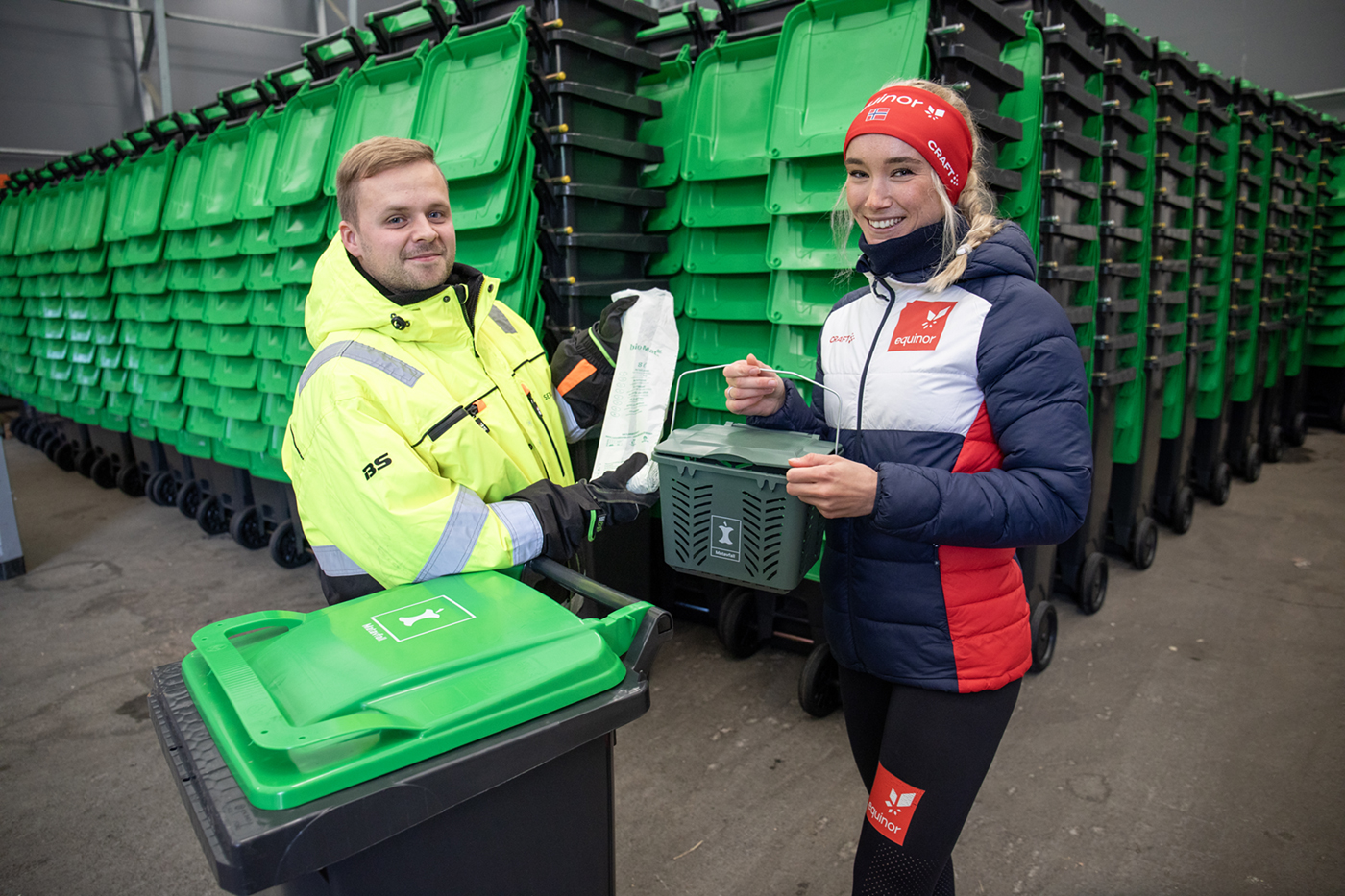 Ingrid Andrea og Ruben viser frem ny matavfallsdunk, matavfallsbøtte og bioposer